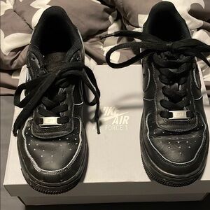 Nike Kids Black Air Force 1 Shoes size 5.5Y